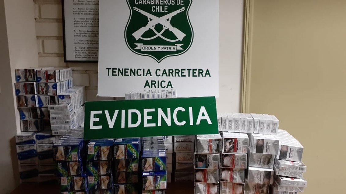 Mujer fue detenida tras ser sorprendida con 120 cartones de cigarros arriba de un bus