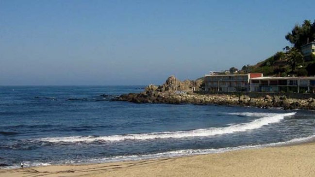 Carabineros se lanzan al mar para rescatar a bañistas en playa de El Tabo