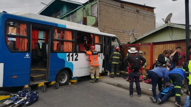 17 personas quedaron heridas tras choque de microbús en Antofagasta