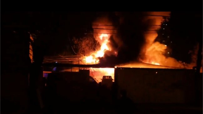 Incendio de gran magnitud afecta a un inmueble en San Miguel
