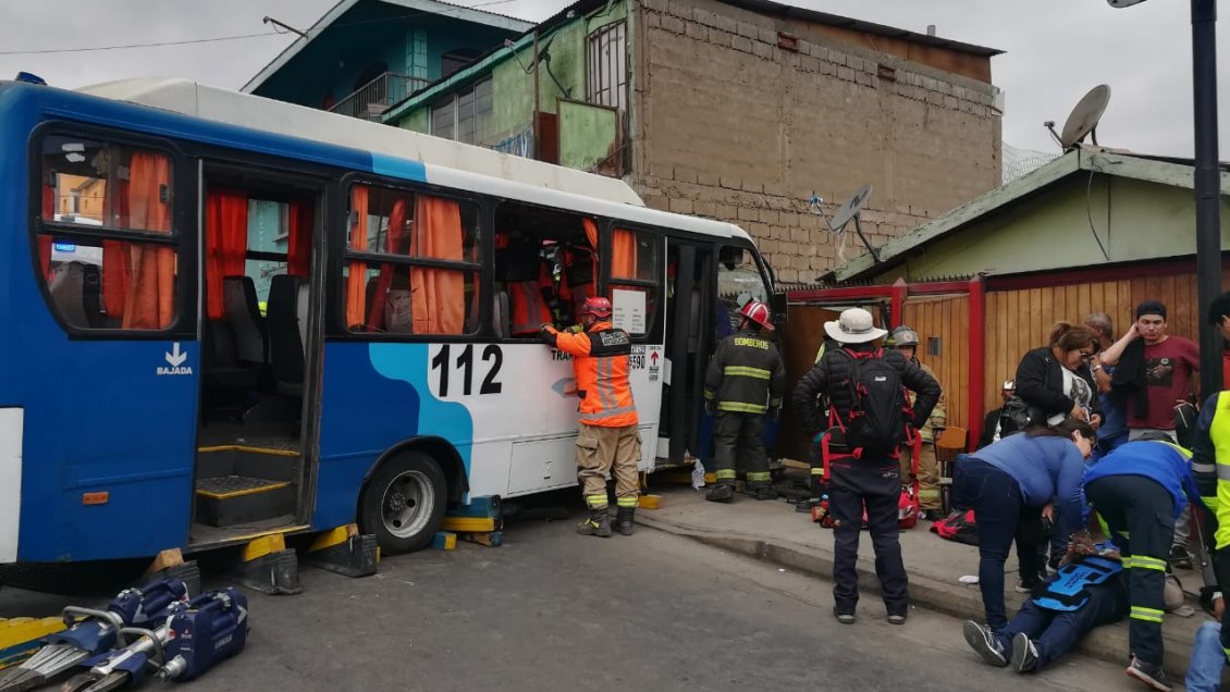 17 personas quedaron heridas tras choque de microbús en Antofagasta