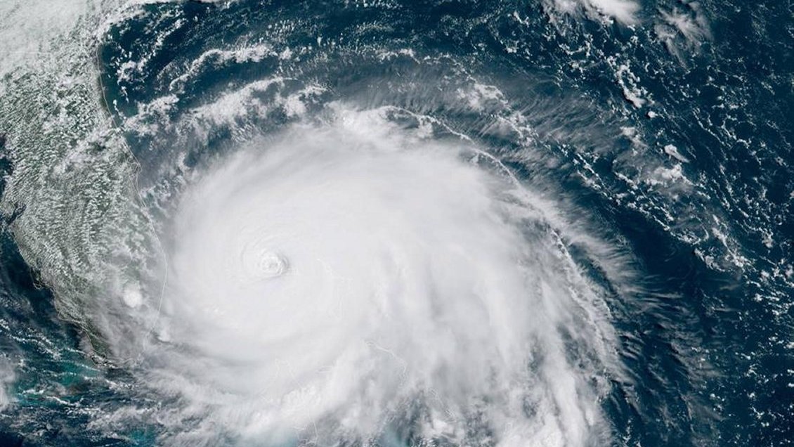 Dorian pierde algo de fuerza sobre Bahamas y baja a categoría 4