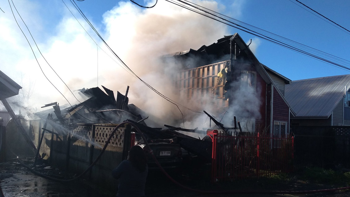 Incendio estructural afecta a varias viviendas en Puerto Montt