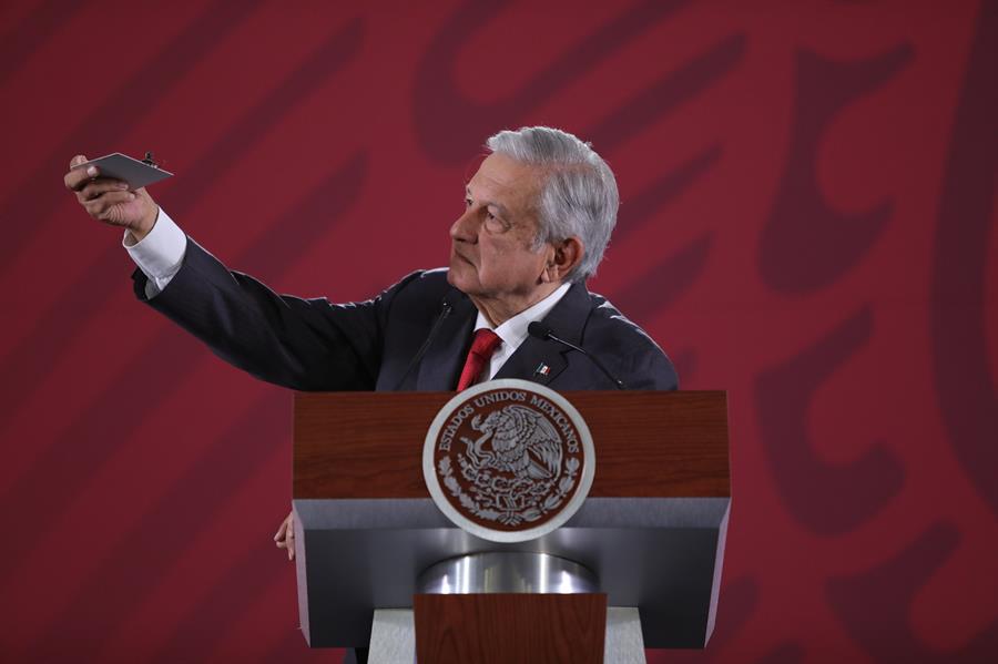 López Obrador mostró cámara espía hallada en el Palacio Nacional de México