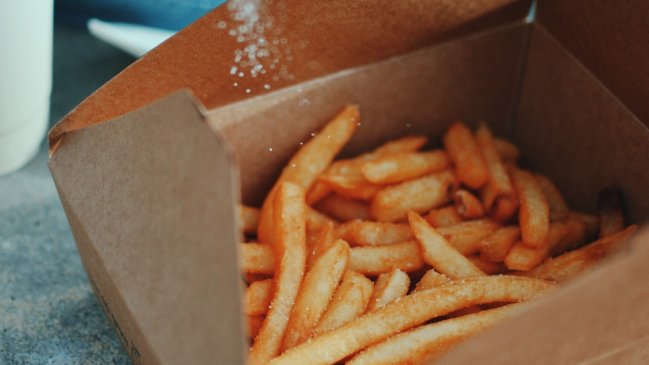 Adolescente quedó ciego después de alimentarse con papas fritas y pan durante años