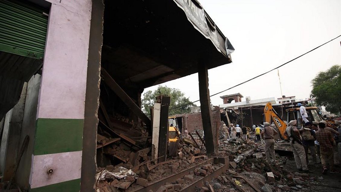 Explosión de una fábrica de fuegos artificiales en India dejó 20 muertos