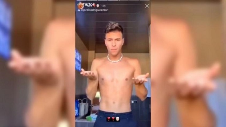 Influencer bailó reggaetón para despedirse de su abuelo muerto y lo destrozaron