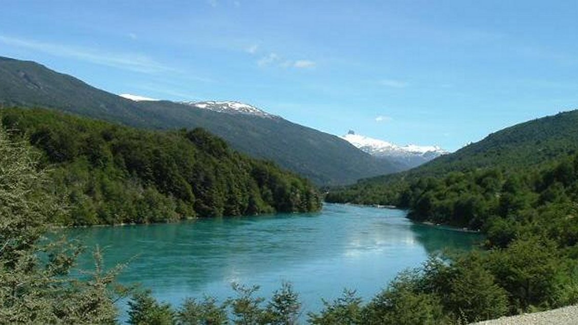 Funcionarios de Carabineros rescataron cadáver desde el río Baker