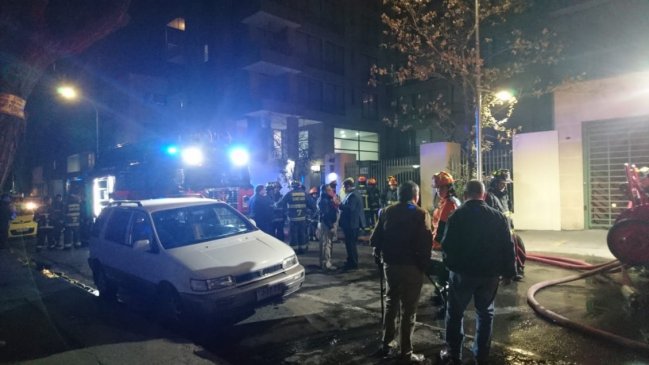 Incendio afectó el piso 21 de un edificio en Santiago Centro