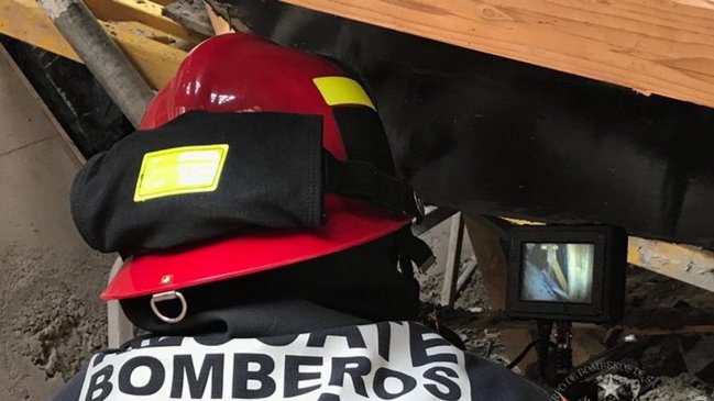 Bomberos trabaja en rescate de personas tras derrumbe en edificio en construcción
