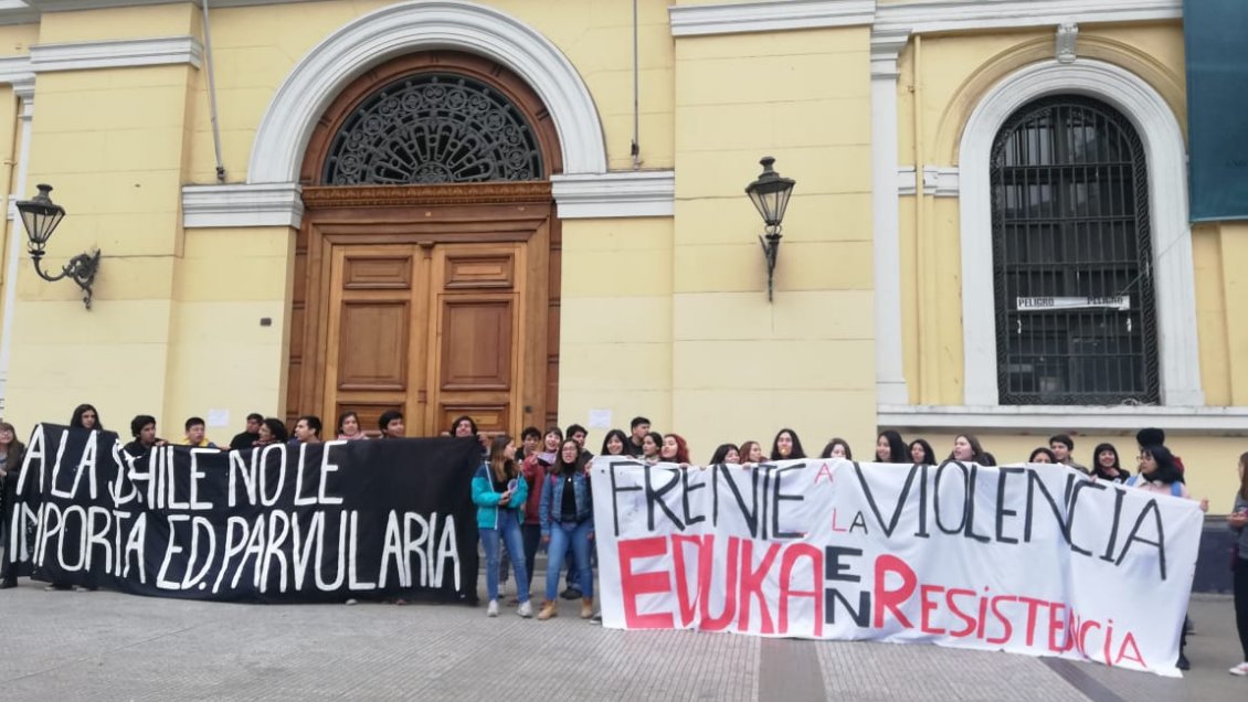Estudiantes de artes de la Universidad de Chile exigen la renuncia del decano