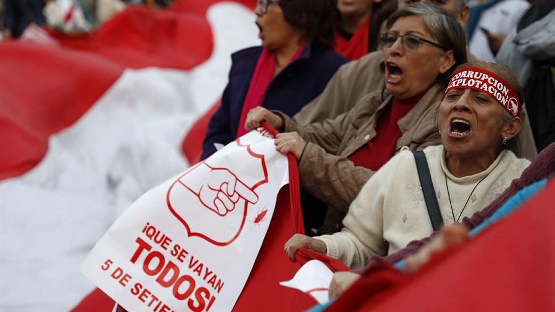 Peruanos marcharon para pedir cierre del Congreso y nuevos comicios