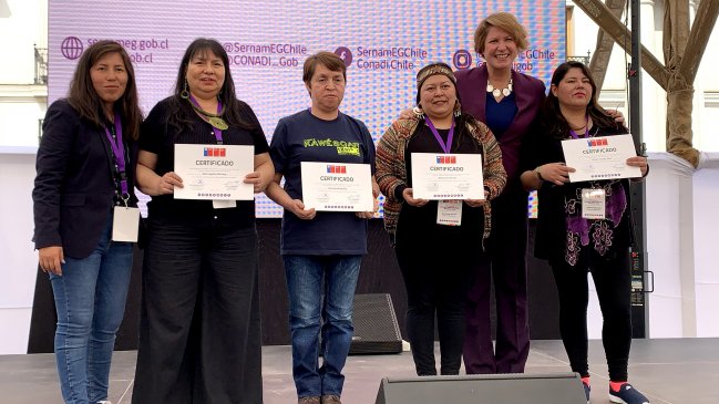 Artesanas de Magallanes exhiben sus productos en la ExpoFeria Mujeres Emprendedoras Indígenas