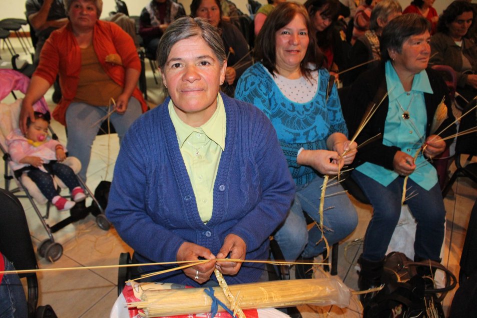 Colchanderas de Ninhue constituyen comité para preservar su ancestral oficio