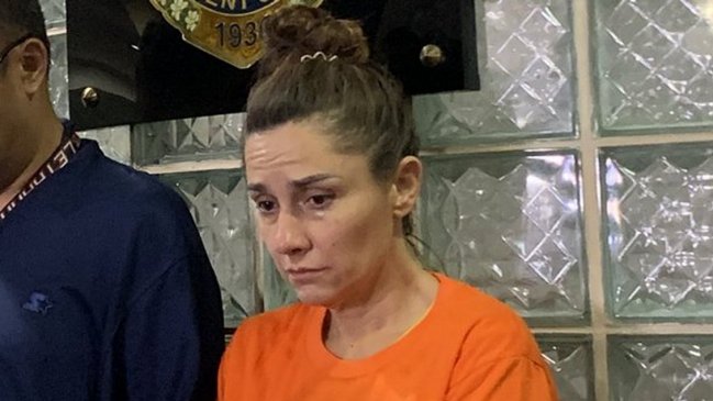 Mujer intentó subir a un avión con una guagua escondida en un banano