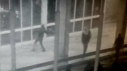 Encapuchados se ensañaron con paredes y ventanales de Universidad  