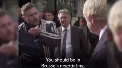  Boris Johnson fue increpado por un indignado y se acholó  