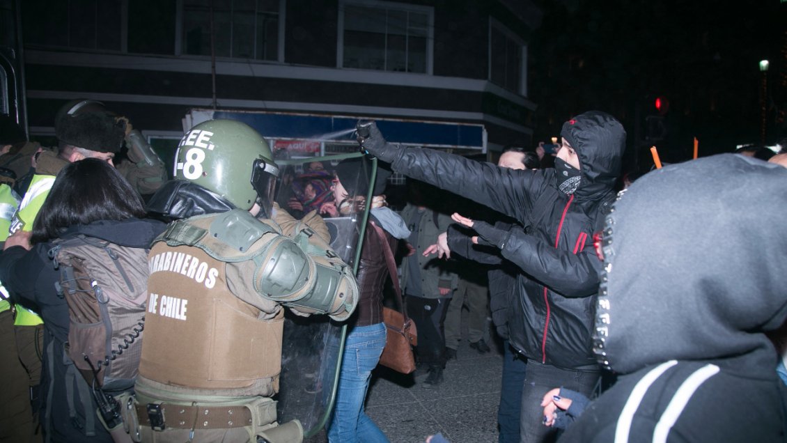 Un periodista y dos carabineros fueron rociados con gas pimienta durante marcha en Punta Arenas