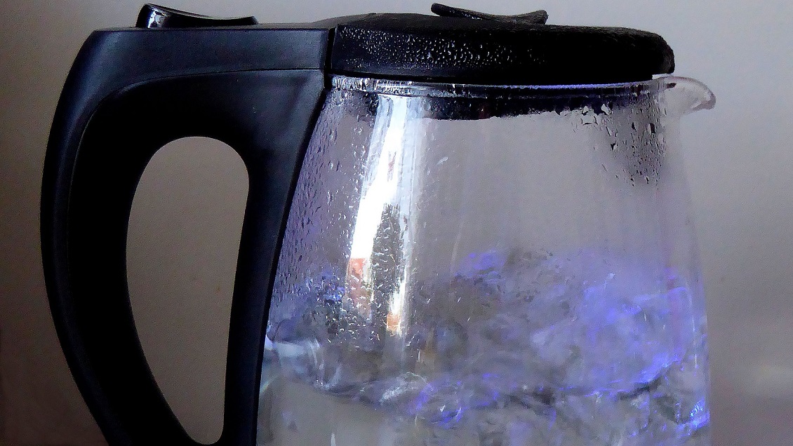 Delincuentes derramaron agua de hervidor a guardia para robar en automotora