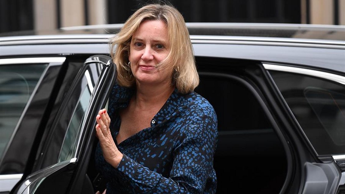 Crisis en Reino Unido: Ministra presentó renuncia tras expulsión de compañeros de partido