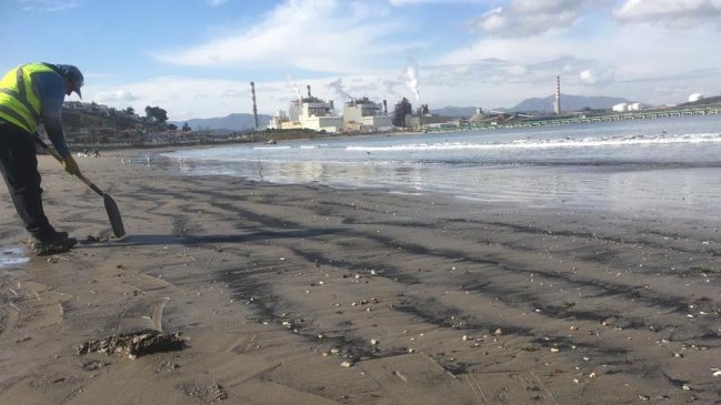 Nuevo varamiento de carbón en playa de Ventanas preocupa a los vecinos
