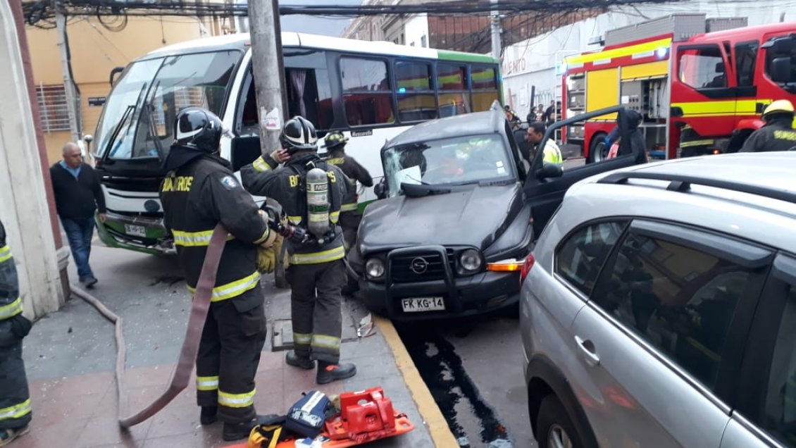 Microbús y jeep protagonizaron accidente de tránsito en el centro de Iquique