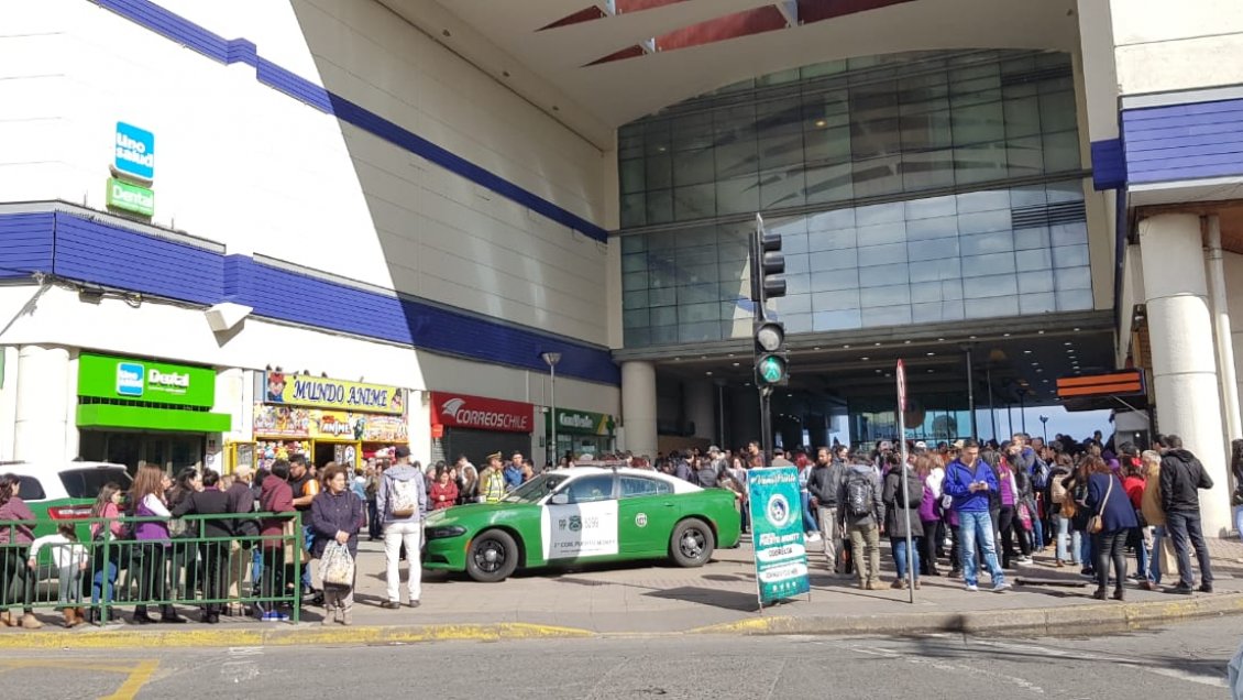 Puerto Montt: Aviso de bomba obligó evacuación masiva de centro comercial