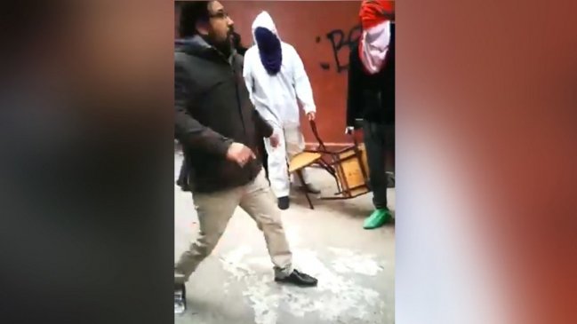 Alessandri respaldó a director de liceo que enfrentó y golpeó a encapuchados