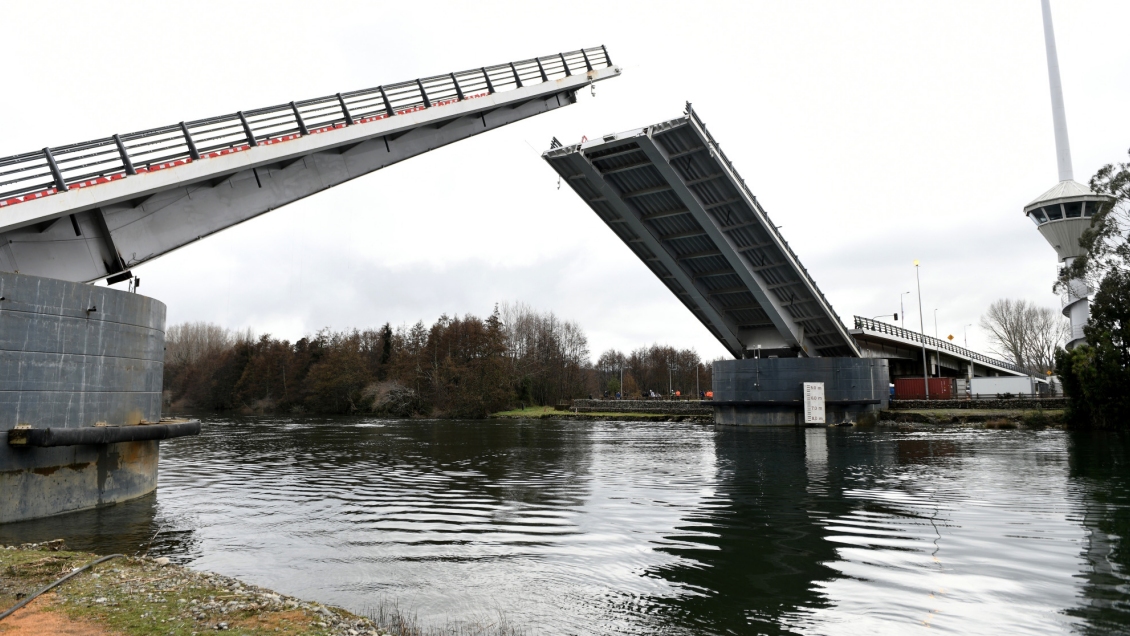 El puente Cau Cau volverá a elevar sus brazos este lunes