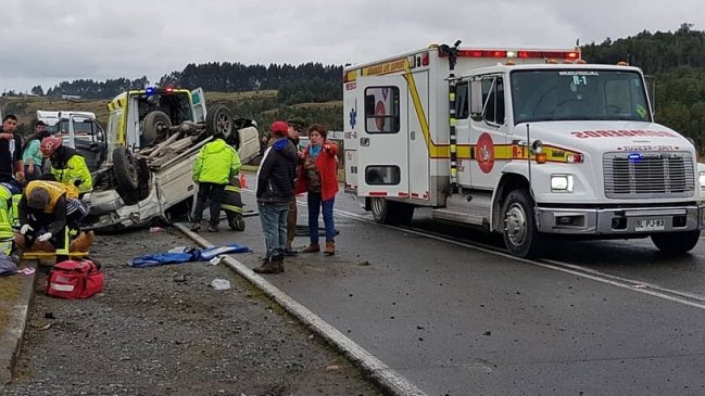 Volcamiento de camioneta dejó dos heridos graves en peligrosa ruta a Quellón