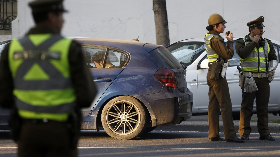 Conductor ebrio no pagó combustible, escapó y se enfrentó contra carabineros