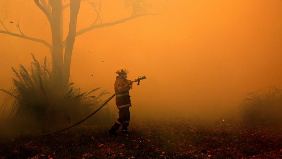 Más de 100 incendios forestales arden en Australia