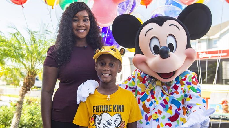 Niño usó sus ahorros para ayudar a evacuados por Dorian y fue sorprendido