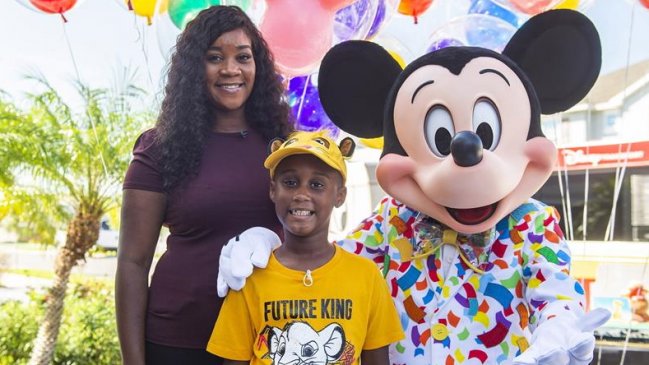 Niño usó sus ahorros para ayudar a evacuados por Dorian y fue sorprendido