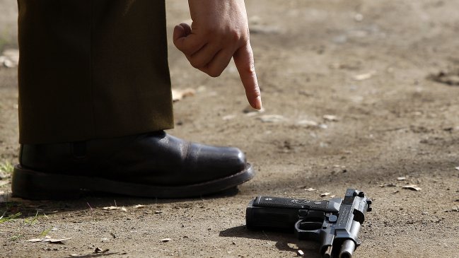 Sujeto enfrentó y amenazó, sin razón, a carabineros con pistola de aire comprimido