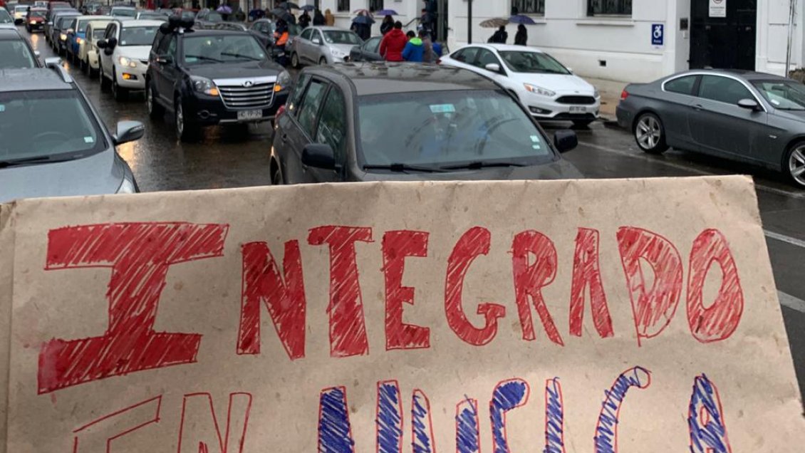 Con caravana por la ciudad, colegio del obispado de Talca inició una huelga