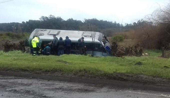 Micro chocó y cayó a una zanja en Hualpén