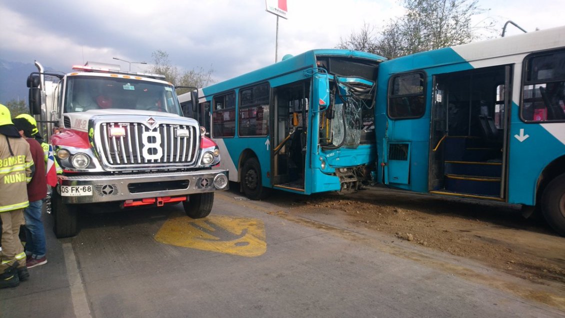 Colisión de dos micros deja veintena de heridos en Peñalolén