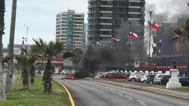 Encapuchados encendieron barricadas en el frontis de la Universidad Arturo Prat de Iquique