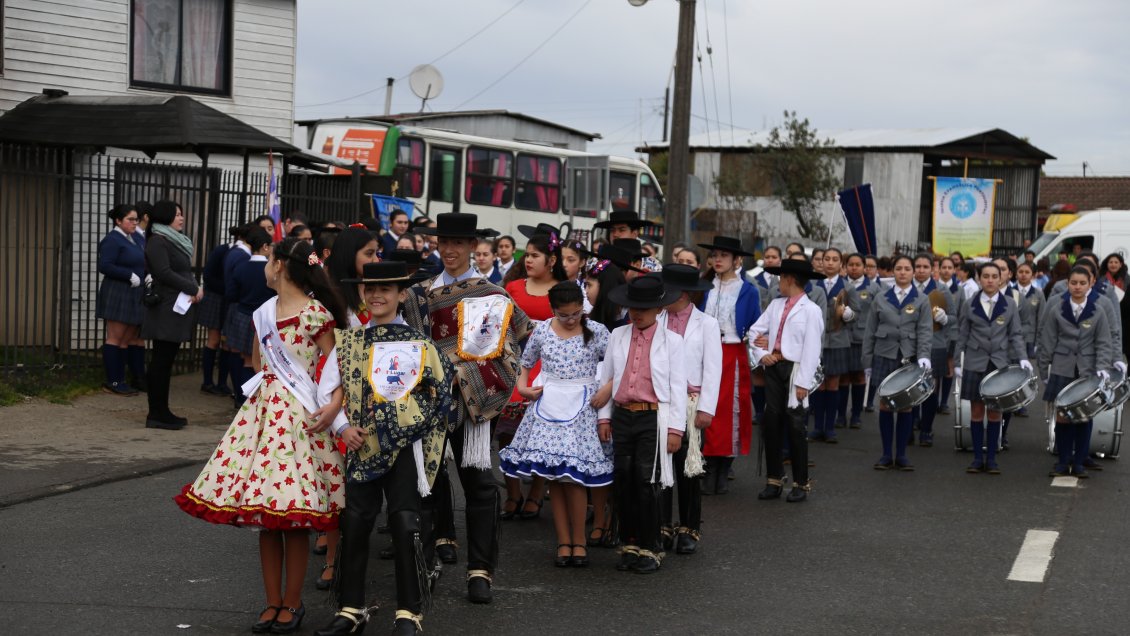 Puerto Montt inició festejo de Fiestas Patrias con colorido desfile folclórico