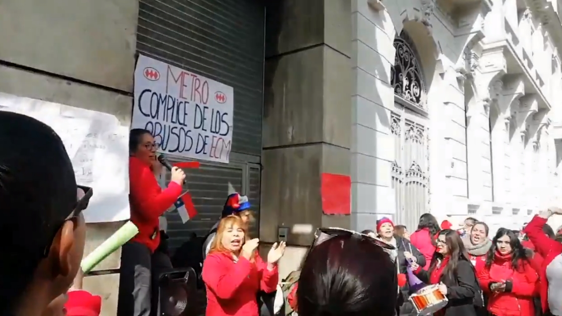 Cajeros protestan frente a las oficinas de Metro en primer día de huelga