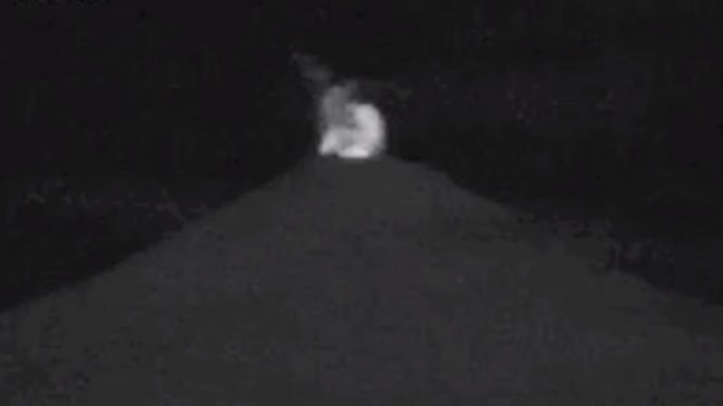 Volcán Villarrica presenta alta incandescencia por aumento de su actividad