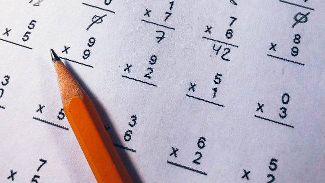 Profesor forzó a alumna a jugar a 