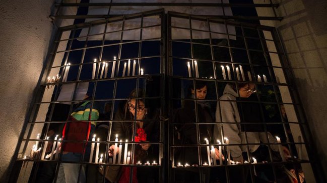 Miles de velas iluminaron la memoria de las víctimas de la dictadura