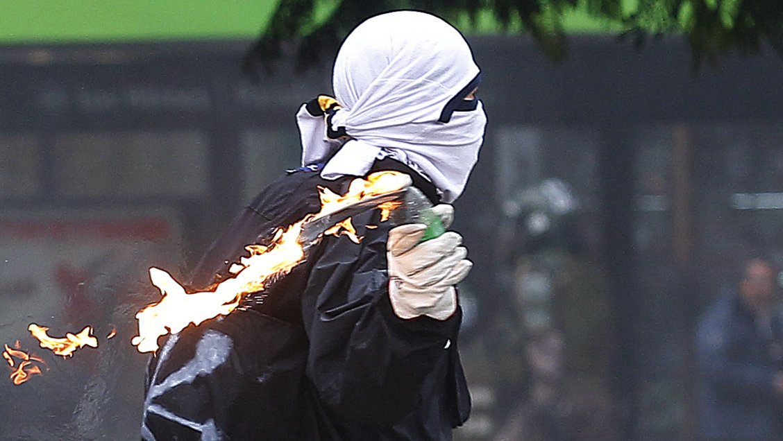 Dos escolares fueron detenidos mientras compraban bencina en un servicentro