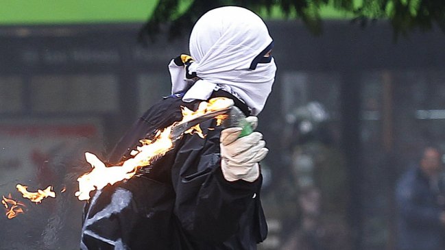 Dos escolares fueron detenidos mientras compraban bencina en un servicentro