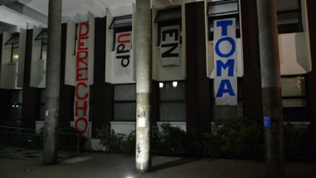 Alumnas movilizadas de la Universidad Diego Portales depusieron las tomas