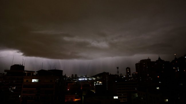 Meteorología pronosticó tormentas eléctricas entre regiones Metropolitana y Los Ríos