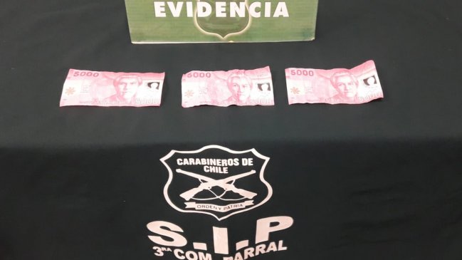 Detienen a dos sujetos acusados de comprar con billetes falsos en Parral