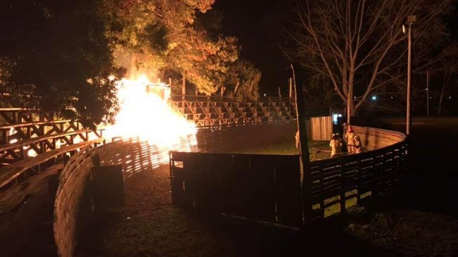 Incendio afectó a parte de la medialuna de Paredones